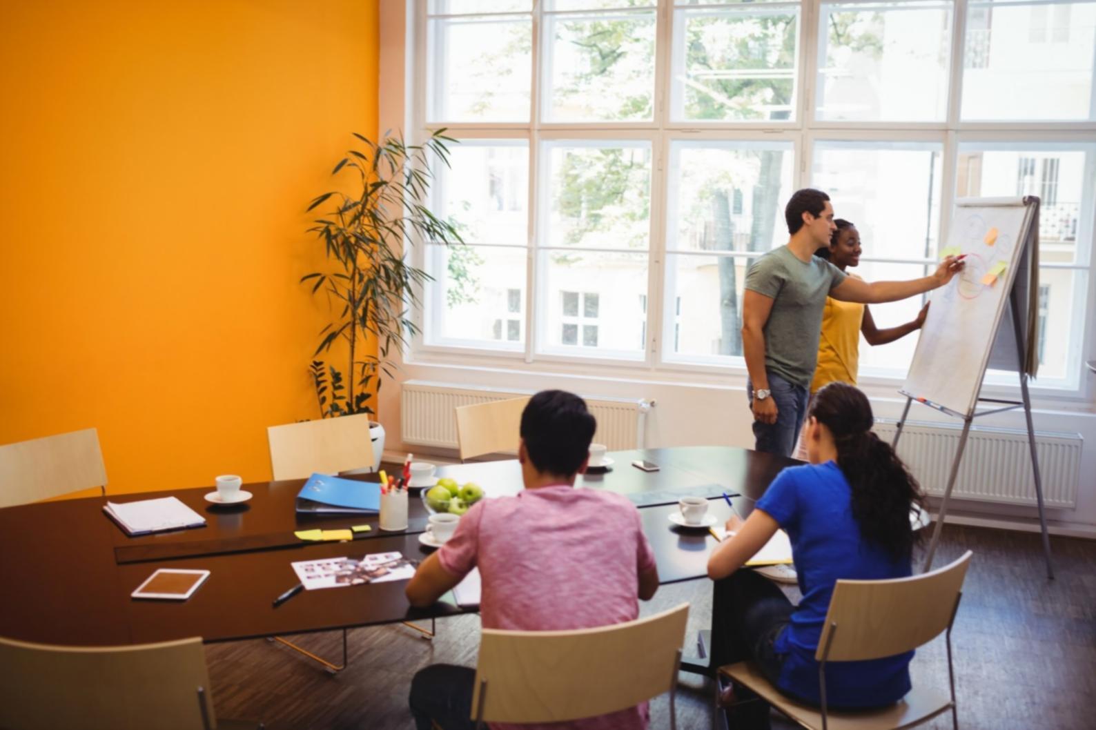 Sesión de trabajo durante taller de análisis financiero en avenquorix