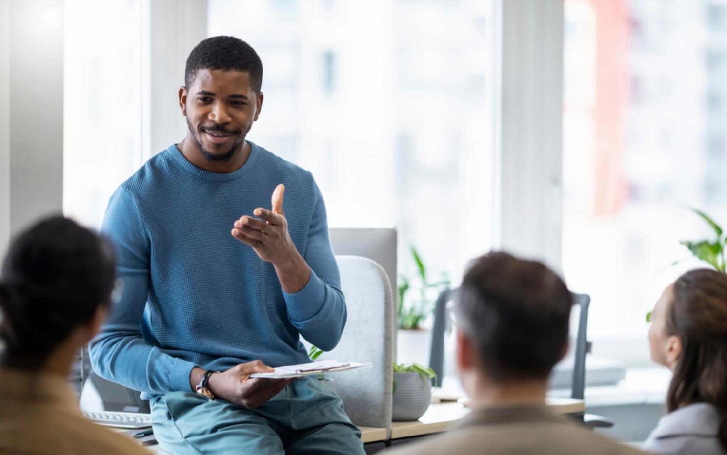 Sesión de formación práctica con análisis de tendencias de mercado